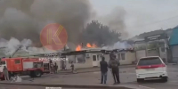 В Красноярске на Глинки серьёзный пожар: полыхают павильоны и кафе - ИА Запад24