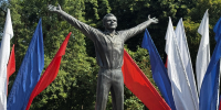 ГОСУДАРСТВЕННЫЙ МУЗЕЙ ИСТОРИИ КОСМОНАВТИКИ ИМЕНИ К.Э. ЦИОЛКОВСКОГО ПОЗДРАВЛЯЕТ С ДНЁМ ГОСУДАРСТВЕННОГО ФЛАГА РОССИИ - Музей истории космонавтики