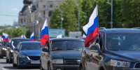 В Йошкар-Оле ко Дню флага России прошел автопробег с участием более 15 машин - Pg12.Ru