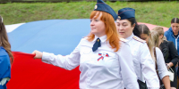 В Великих Луках развернули флаг России у древних стен, но полету помешал ветер - Pln-Pskov.Ru