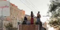 В Ростове вечеринка на крыше грузовика закончилась в полиции - Панорама