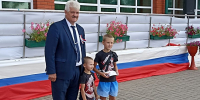 Чучковцам ко Дню российского флага вручили памятные знаки «Мой папа – Герой» - RyazPressa.Ru