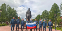 В Набережных Челнах пожарные отметили День Государственного флага РФ торжественным построением - ГТРК Татарстан