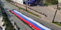 В Омске на Любинском проспекте развернули огромный триколор - Вечерний Омск