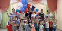 Сотрудники следственного управления СК России по Вологодской области посетили подшефный центр помощи и поздравили детей С Днем Государственного флага Российской Федерации - Следственный комитет