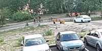 «Просто внаглую ездит по тротуару»: водитель разъезжал по пешеходной дорожке воронежского ЖК - МОЁ! Online