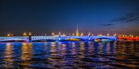 В День Государственного флага три моста окрасятся в цвета триколора, а на Ростральных колоннах зажгутся огни - Metro Петербург