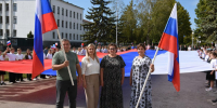 Жители Предгорья и ЛНР в честь праздника развернули флаг России - Вечерний Ставрополь