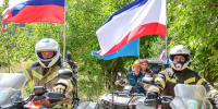 Крымские спасатели водрузили флаг России на скалах Качи-Кальона - Вести Крым