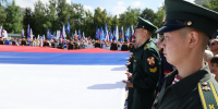 В центре Новосибирска развернули огромный триколор в честь Дня государственного флага - Сиб.фм