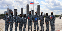 Сотрудники ОМОН «Авангард» поздравили москвичей с Днем флага на Поклонной горе (видео) - Росгвардия