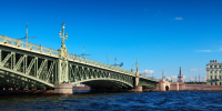 Дворцовый, Троицкий и мост Бетанкура в Петербурге засияют в цветах флага России - Online47.Ru