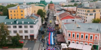 Нижегородцы развернули 25-метровый триколор в День государственного флага - НИА Нижний Новгород