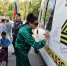 Жители Новосибирска оставили послания бойцам СВО на автомобиле, который отправится на фронт - Сиб.фм