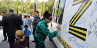 Жители Новосибирска оставили послания бойцам СВО на автомобиле, который отправится на фронт - Сиб.фм