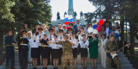 Флешмоб ко Дню флага России объединил молодежь и ветеранов СВО в Луганске - Луганский Информационный Центр