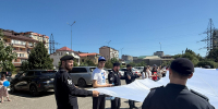 Активисты Молодежного крыла ЛДПР приняли участие в развертывании флага России в Махачкале - ЛДПР