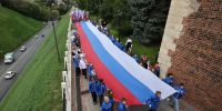 25-метровый российский триколор развернули около стен Нижегородского кремля - Нижегородская правда