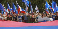 Огромный триколор развернули в Центральном парке Новосибирска в честь Дня флага - Gorsite.Ru