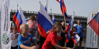 Десятки новгородцев пробежали с триколором по центру города - Газета Новгород