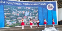 Еще два часа на Летней эстраде продлится концерт творческих коллективов (0+) - Luki.Ru