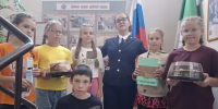 Сотрудники Западного МСУТ СК России посетили подшефный детский дом в День Государственного флага - Западное следственное управление на транспорте