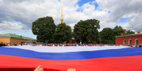В Петропавловской крепости развернули 50-метровый триколор в честь Дня флага - Metro Петербург