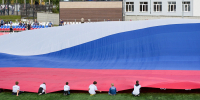 В Кирове перед матчем "Динамо" развернули российский триколор площадью почти 2000 квадратных метров - ProGorod.Ru