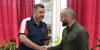Фёдор Щукин вручил удостоверение общественного помощника главы Дагестана Махачу Шамилову - Дагестанская правда