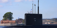 Атлет пытался сдвинуть подводную лодку в 3000 тонн Кронштадте - Комсомольская правда