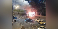 Машина врезалась в мачту освещения и загорелась у метро "Проспект Вернадского" - M24.Ru