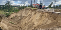 В Улан-Удэ начали засыпать огромный провал на дороге, где упала ЛЭП - Газета Номер один