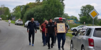 Участники крестного хода-автопробега «Россия под Покровом» возложили цветы к Поклонному кресту в с. Двуречье в ЕАО - РИА Биробиджан