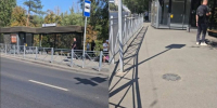 В Волгограде новую остановку отгородили забором от дороги: пассажиры в недоумении - Volganet.Net