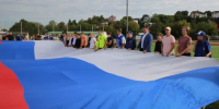 Калужане развернули огромный флаг России - Калужский перекрёсток
