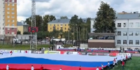 Перед футбольным матчем в Кирове развернули флаг России - Комсомольская Правда
