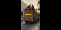 Опасное развлечение в Ростове: водителя оштрафовали за езду с людьми на крыше — три протокола и предупреждение ГИБДД - Ростов161