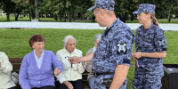 Росгвардейцы Калининграда раздали ленточки триколора в честь Дня флага - KaliningradNews.Ru