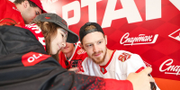 Тренировка «Спартака» и автограф-сессия с новичками – в репортаже клубного ТВ - ХК Спартак Москва