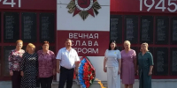 В день 83-й годовщины победы в Курской битве, в парке имени 40-летия Октября, к подножию монумента, возвышающегося над братским захоронением, в память о героизме советских воинов, были возложены живые цветы и траурные венки. - Газета Дмитриевский вестник