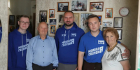 Активисты «Молодой гвардии» поздравили ветерана войны Владимира Лаврова с годовщиной победы в Курской битве - ИА Тульская пресса.Ru
