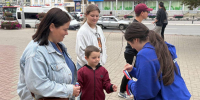 Калужские молодогвардейцы раздали горожанам ленточки-триколоры в День Государственного флага - Единая Россия