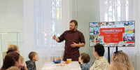 Евгений Киселёв проводит мастер-класс по лепке из глины. Фото: https://vk.ru/nashideti35 - Вологодское отделение РГО
