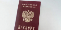Мэр Новомосковска Платонов вручил паспорта 18 горожанам в День флага - Global71.Ru