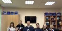 Сотрудники Западного МСУТ СК России посетили социально-реабилитационный центр в День Государственного флага - Западное следственное управление на транспорте