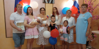 Отделы ЗАГС Крыма поздравили семьи новорожденных детей с государственным праздником - Министерство юстиции