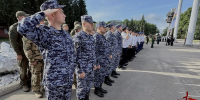 Росгвардейцы приняли участие в торжественной церемонии поднятия флага Российской Федерации в Биробиджане - Росгвардия