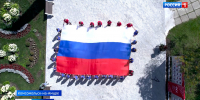 Десятиметровый триколор развернули на Амурском судостроительном накануне Дня Российского флага - ГТРК Дальневосточная