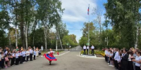 Депутат Думы Иркутска Иван Брилка установил флагшток в школе № 46 - Baikal24.Ru
