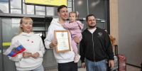 Магадан встретил чемпиона: Иван Кожакин привёз на Колыму три медали чемпионата Европы по плаванию Правительство Магаданской области - MagadanMedia.Ru
